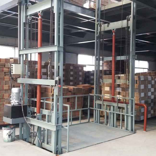 導(dǎo)軌鏈條式升降平臺(tái)臺(tái)面傾斜原因有哪些?(圖1) \